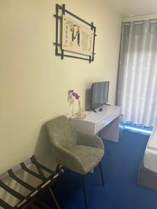 TV a/nebo společenská místnost v ubytování Hotel Am Flughafen + 16 fotografií