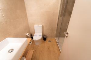 I'M Room Suites Nuevos Ministerios - Bernabeu 'Digital Access'的一间浴室