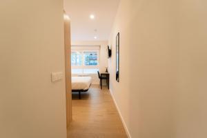 I'M Room Suites Nuevos Ministerios - Bernabeu 'Digital Access'客房内的一张或多张床位
