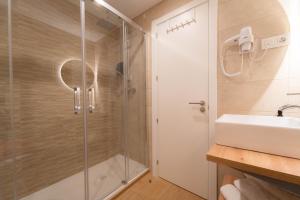 I'M Room Suites Nuevos Ministerios - Bernabeu 'Digital Access'的一间浴室
