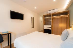 I'M Room Suites Nuevos Ministerios - Bernabeu 'Digital Access'客房内的一张或多张床位