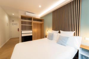 I'M Room Suites Nuevos Ministerios - Bernabeu 'Digital Access'客房内的一张或多张床位