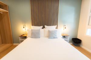 I'M Room Suites Nuevos Ministerios - Bernabeu 'Digital Access'客房内的一张或多张床位