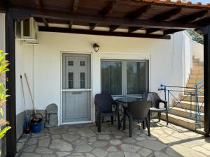 Balkón nebo terasa v ubytování Family House for rent