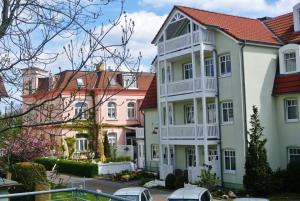 eine Reihe bunter Häuser in einer Stadt in der Unterkunft Fewo Rosenhof 03 in Kühlungsborn