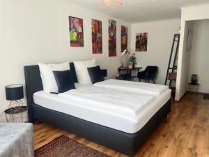 Postel nebo postele na pokoji v ubytování Hotel am Hafen