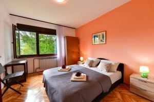 En eller flere senge i et værelse på Apartment ADAM