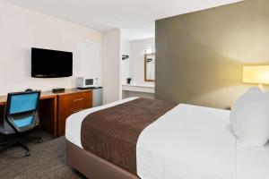 Uma TV ou centro de entretenimento em Rodeway Inn