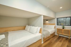 a bedroom with two beds and a window at Modern Mountain Views Sunny in Kaikoura
