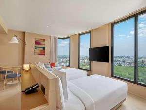 Hilton Garden Inn Rayong的电视和/或娱乐中心