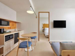 Hilton Garden Inn Rayong的厨房或小厨房