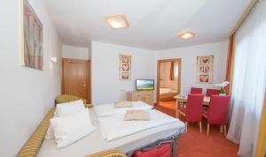 Łóżko lub łóżka w pokoju w obiekcie Hotel Glasererhaus