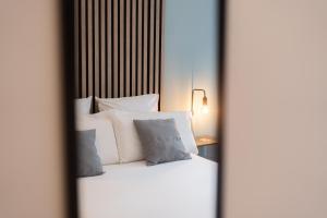 I'M Room Suites Nuevos Ministerios - Bernabeu 'Digital Access'客房内的一张或多张床位