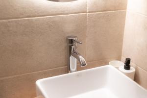 I'M Room Suites Nuevos Ministerios - Bernabeu 'Digital Access'的一间浴室