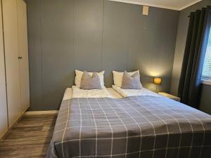 利勒哈默尔Leilighet Vingnes的一间卧室，配有一张大床和两个枕头