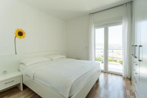Postel nebo postele na pokoji v ubytování Apartments Barbati + 37 fotografií