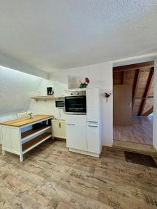フュルトにあるApartment am Ronhofの白い冷蔵庫とカウンターのあるキッチン