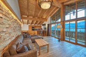 ein Wohnzimmer mit einem Sofa und einem Tisch in der Unterkunft Berg- & Seeblick Pfefferbauer in Zell am See