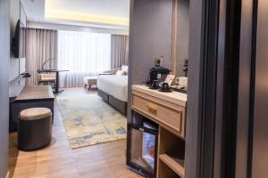 Koupelna v ubytování Mangkuluhur ARTOTEL SUITES