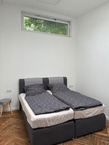 Postel nebo postele na pokoji v ubytování Zentrales Gartenhaus Loft in Berlin