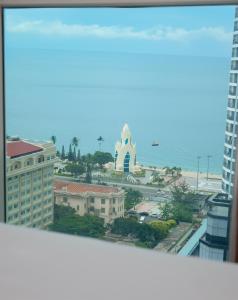 ニャチャンにあるグリーン ワールド ホテル ニャ チャンの建物と海の景色を望む