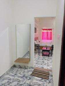 Rajwadi Palace客房内的一张或多张床位
