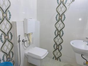 Rajwadi Palace的一间浴室