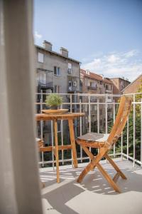 d'une table en bois et d'une chaise sur un balcon. dans l'établissement Design Park Residence - StayFLOK, à Gornji Grad