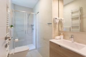 une salle de bains avec douche, toilettes et lavabo dans l'établissement Design Park Residence - StayFLOK, à Gornji Grad 19 autres photos