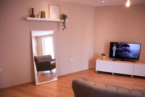 Televiisor ja/või meelelahutuskeskus majutusasutuses Modern Studio Apartment in Cashel