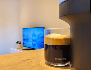 Televiisor ja/või meelelahutuskeskus majutusasutuses Modern Studio Apartment in Cashel