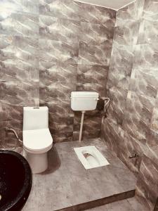 Gallery image of Raju Palace in Ayodhya +37 photos