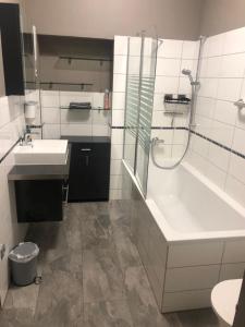 Pellinger-Hof في Pellingen: حمام مع دش وحوض استحمام ومغسلة +52 صورة