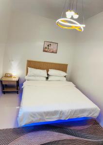 Un pat sau paturi într-o cameră la Condo