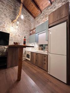 Η κουζίνα ή μικρή κουζίνα στο Prina Stone Retreat +2 φωτογραφίες