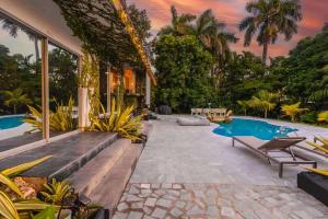 Πισίνα στο ή κοντά στο New Villa Jungle Paradise Heated Pool BBQ Soccer