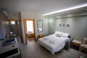 Posteľ alebo postele v izbe v ubytovaní ONAR by the sea Luxurious Apartments