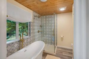 Ένα μπάνιο στο Canal Cliff Cottage +20 φωτογραφίες