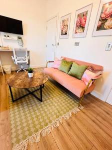 Μια τηλεόραση ή/και κέντρο ψυχαγωγίας στο R3 Newly Renovated Luxury Studio in Harborne Lane by Queen Elizabeth Hospital