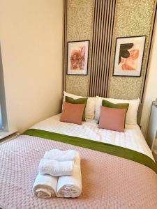 Ένα ή περισσότερα κρεβάτια σε δωμάτιο στο R3 Newly Renovated Luxury Studio in Harborne Lane by Queen Elizabeth Hospital