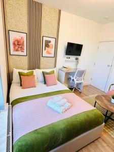 Μια τηλεόραση ή/και κέντρο ψυχαγωγίας στο R3 Newly Renovated Luxury Studio in Harborne Lane by Queen Elizabeth Hospital