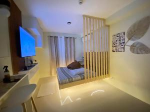 Zimmer mit Kinderbett mit Bett in der Unterkunft Cathalia staycation in Lapu Lapu City + 7 Fotos