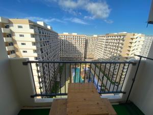 einen Balkon mit Blick auf einige Gebäude in der Unterkunft Cathalia staycation in Lapu Lapu City