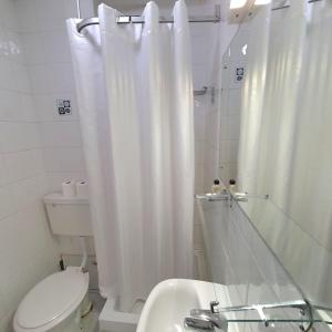 Koupelna v ubytování Oliver Hotel