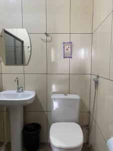 Koupelna v ubytování Pousada e Camping Lumiar