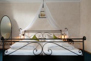 Postel nebo postele na pokoji v ubytování AKZENT Hotel Franziskaner