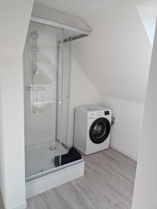 a washing machine and a dryer in a room at Wohnung am Kasinopark in Georgsmarienhütte