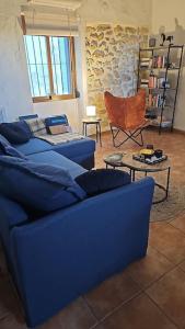 ein Wohnzimmer mit zwei blauen Sofas und einem Sessel in der Unterkunft Casa Blanca Oliva in Oliva
