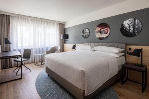 Voodi või voodid majutusasutuse Basel Marriott Hotel toas
