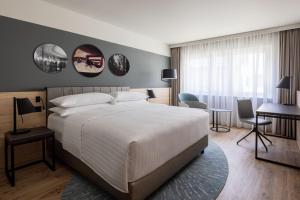 Voodi või voodid majutusasutuse Basel Marriott Hotel toas